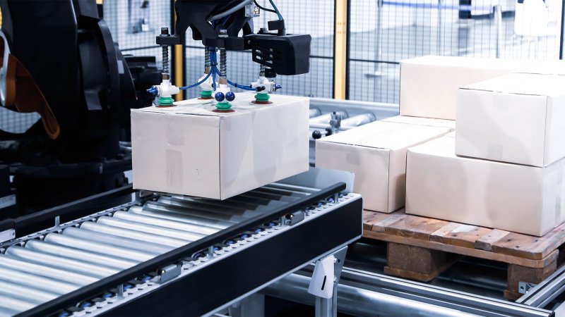 Logistik Roboter, der einen Karton anhebt