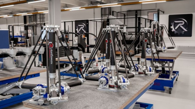 Mehrere Robotermechaniken auf Werkbänken
