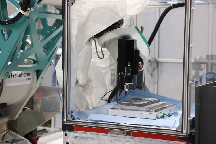 Roboter bearbeitet ein Werkstück